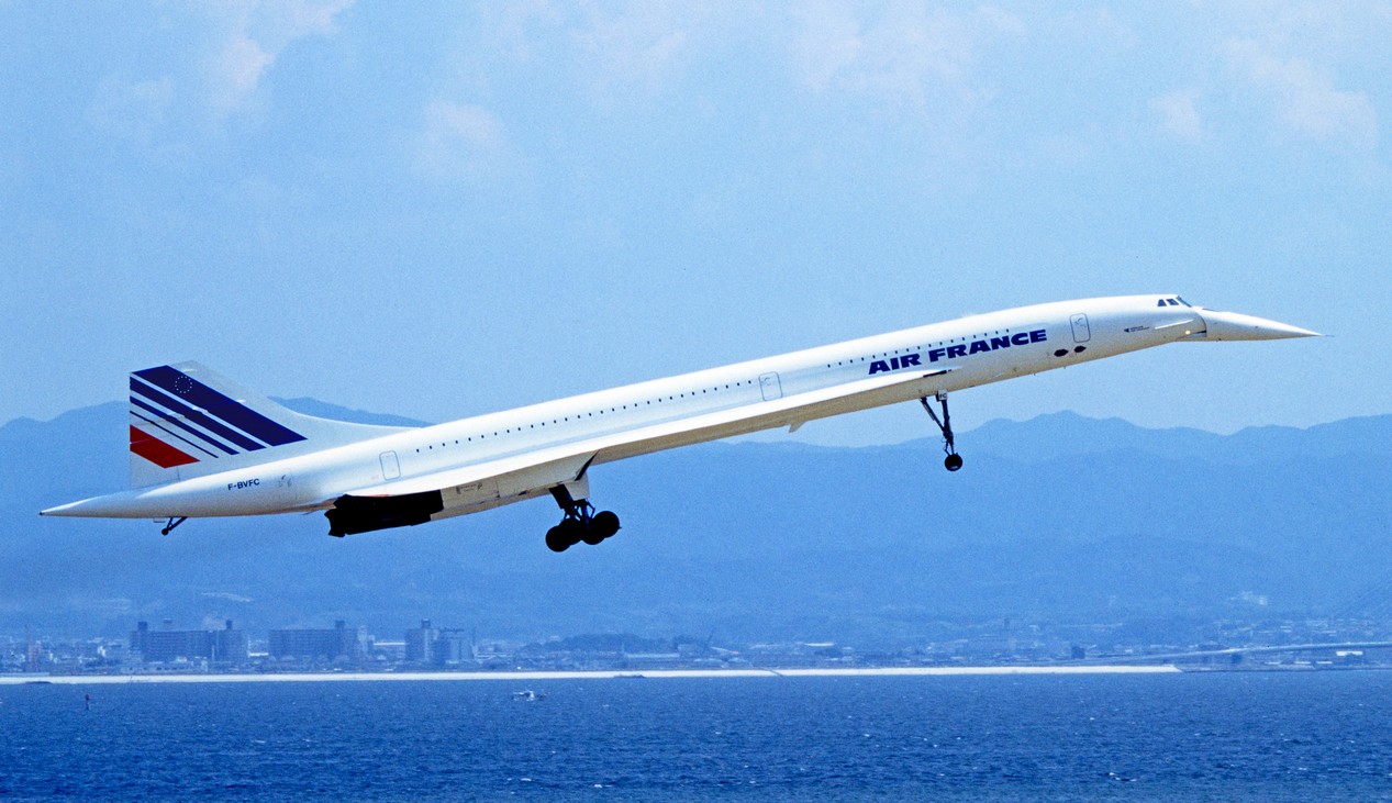 L'avion supersonique le Concorde qui atterrit à l'aéroport international du Kansai au Japon le 5 septembre 1994
