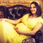 Femme enceinte dans un canapé