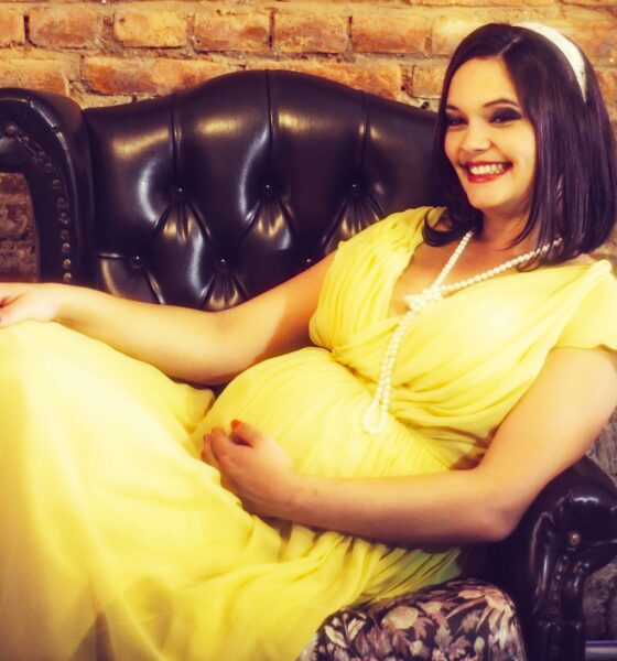 Femme enceinte dans un canapé