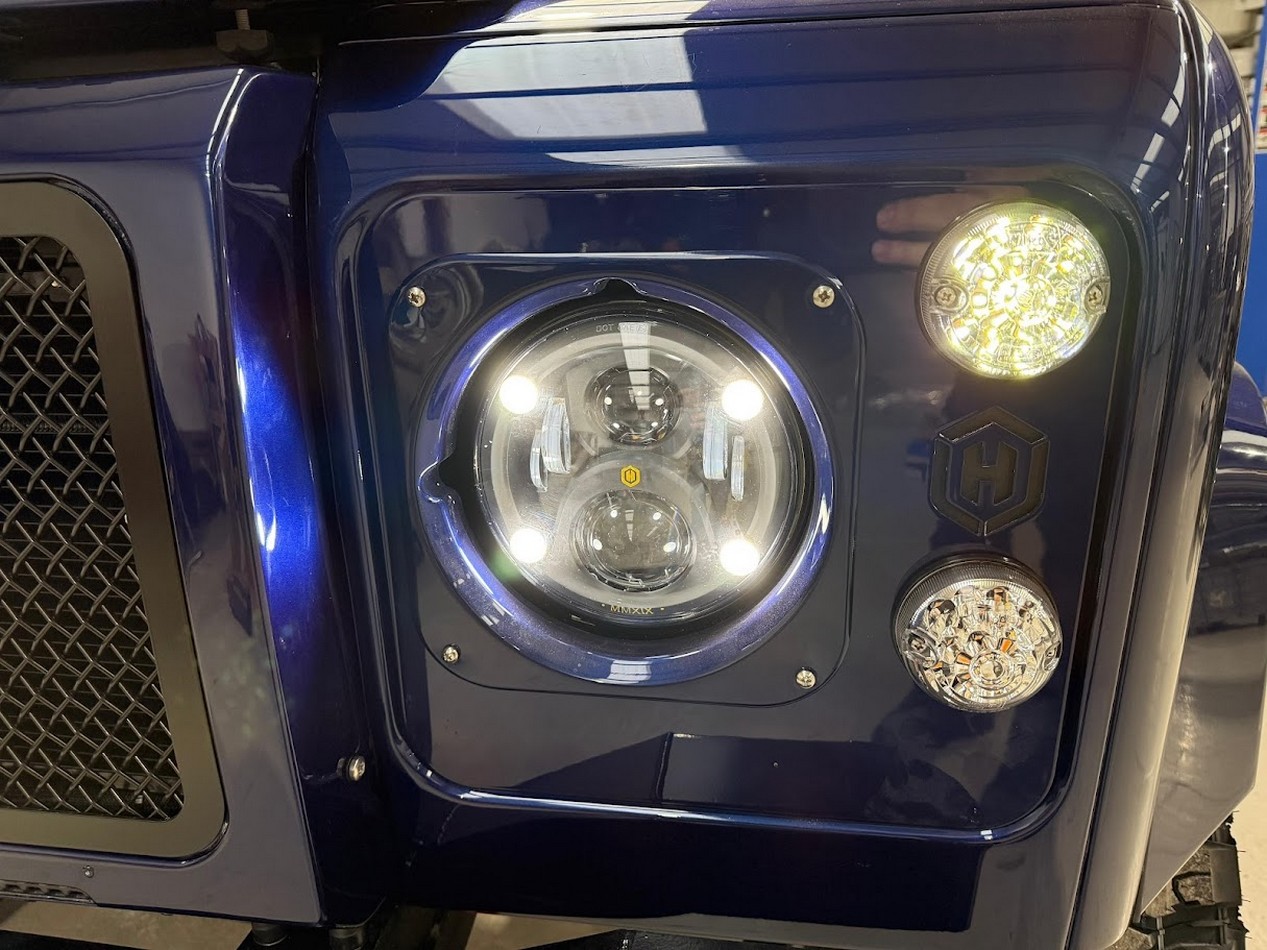 Phare avant gauche du Land Rover Defender vintage