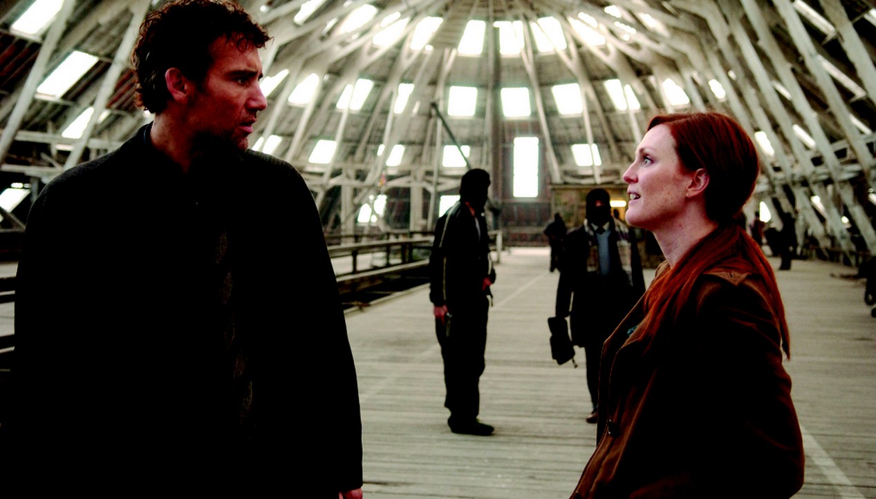 Clive Owen et Julianne Moore dans le film Les Fils de l'Homme