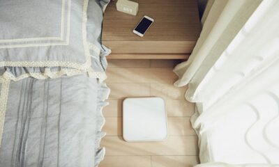 Smartphone posé sur une table de nuit dans une chambre