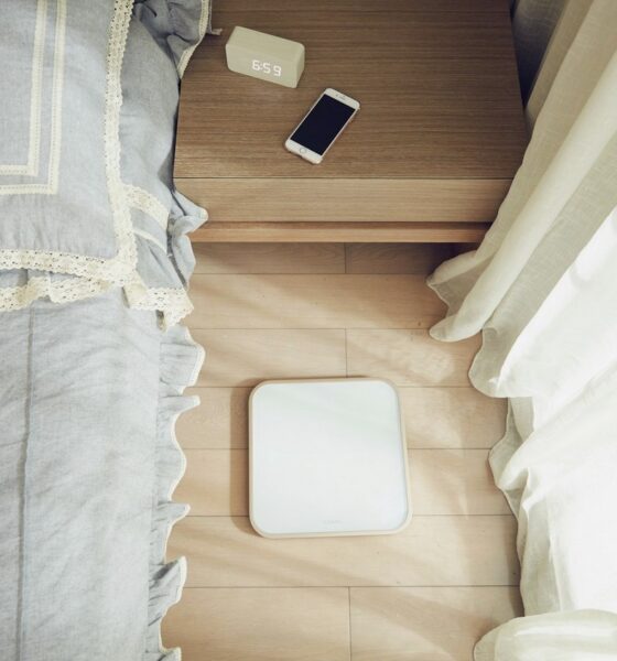 Smartphone posé sur une table de nuit dans une chambre