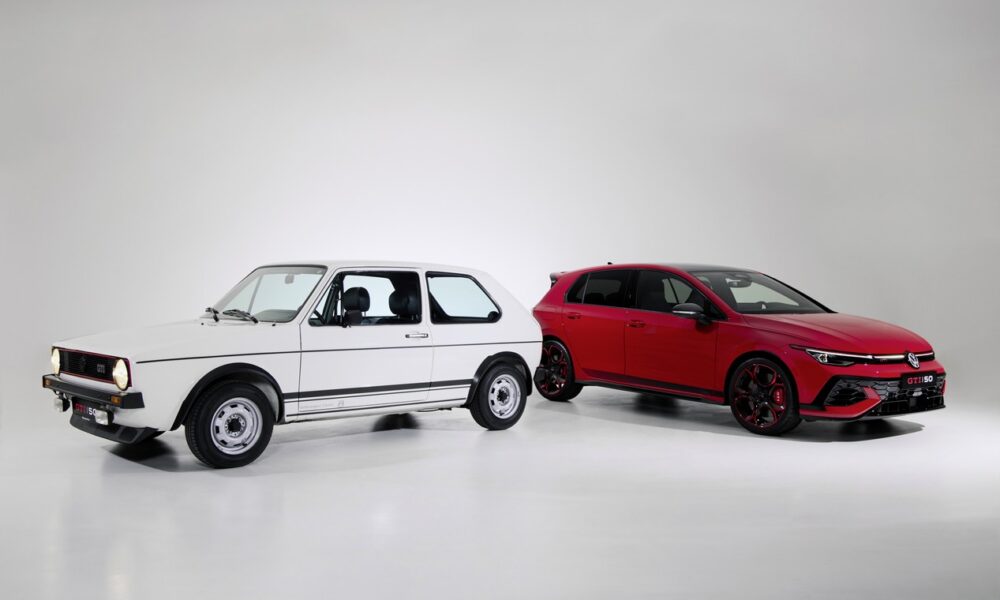 Golf GTI de 1976 blanche et Golf GTI de 2026 rouge