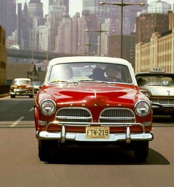 Volvo Amazon rouge à New-York dans les années 60