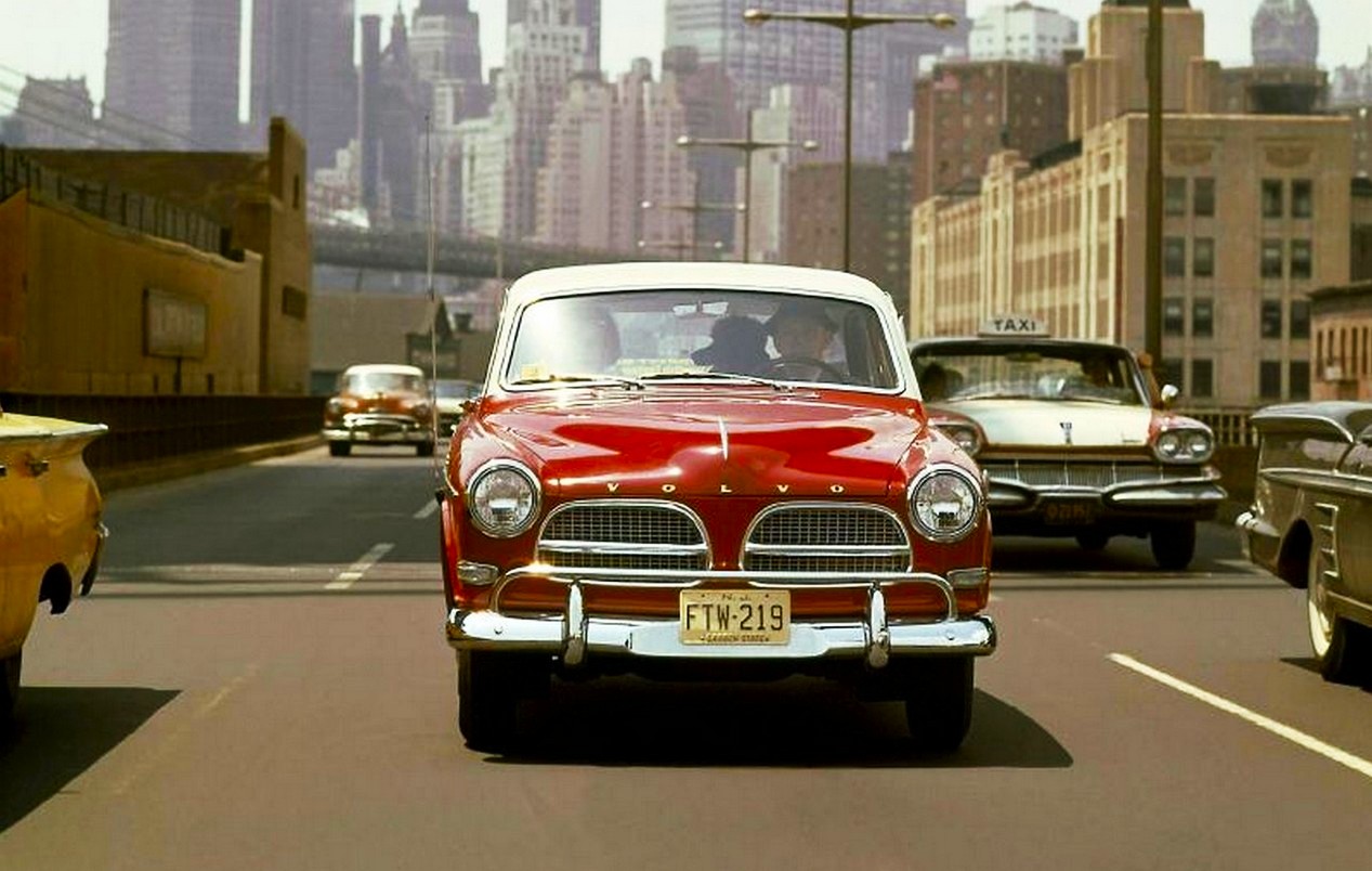 Volvo Amazon rouge à New-York dans les années 60