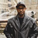 Homme portant la casquette Chapalac et le nouveau blouson en cuir friping de la marque Chapal