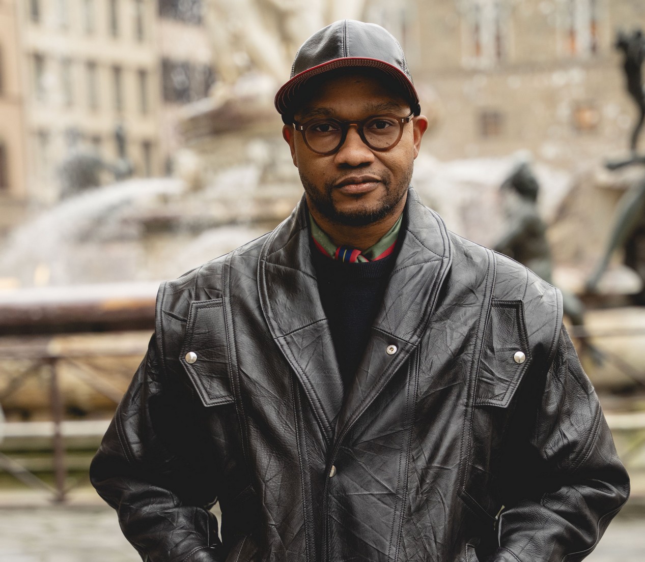 Homme portant la casquette Chapalac et le nouveau blouson en cuir friping de la marque Chapal