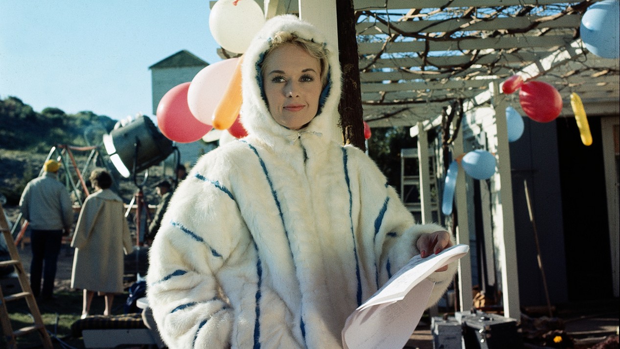 L'actrice américaine Tippi Hedren dans le film Les Oiseaux d'Alfred Hitchcock en 1963