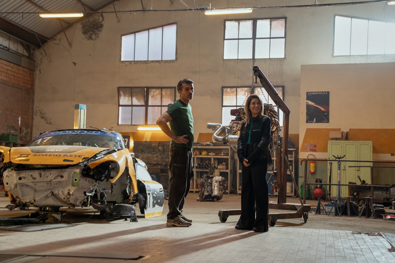 Acteurs de la série Netflix Motorvalley Motorvalley. De gauche à droite : Luca Argentero dans le rôle d'Arturo 'Barnie' Benini, Giulia Michelini dans le rôle d'Elena Dionisi. Épisode 6 saison 1. Crédit photo : Enrico Bellinghieri/Netflix © 2026