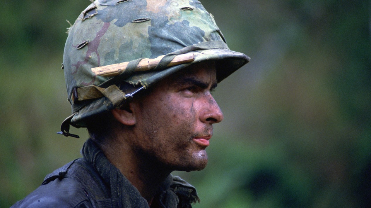 Charlie Sheen (Chris Taylor) dans "Platoon" d'Oliver Stone. Crédit photo : © 1986 Orion Pictures Corporation. All Rights Reserved.