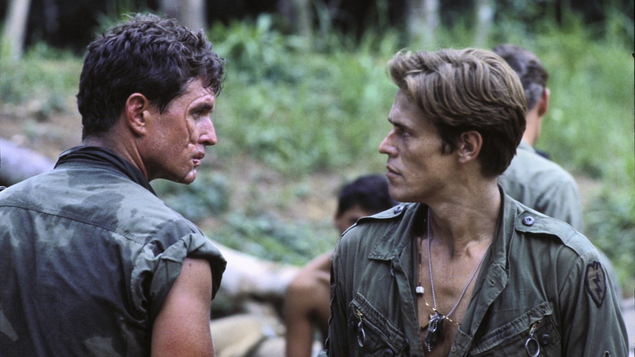 Tom Berenger (Sergent Barnes) et Willem Dafoe (Sergent Elias) dans "Platoon" d'Oliver Stone. Crédit photo : © 1986 Orion Pictures Corporation. All Rights Reserved