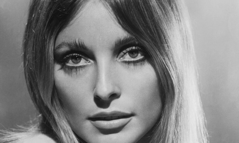 Photo en noir et blanc de l'actrice américaine Sharon Tate, sur le tournage du film La Vallée des Poupées sorti en 1967