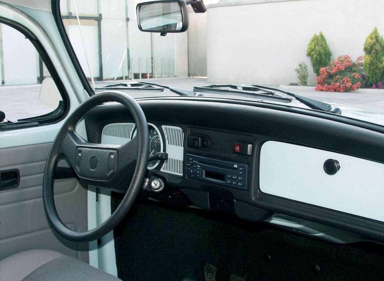 Volkswagen Coccinelle bleue de 2003 modèle Last Edition intérieur