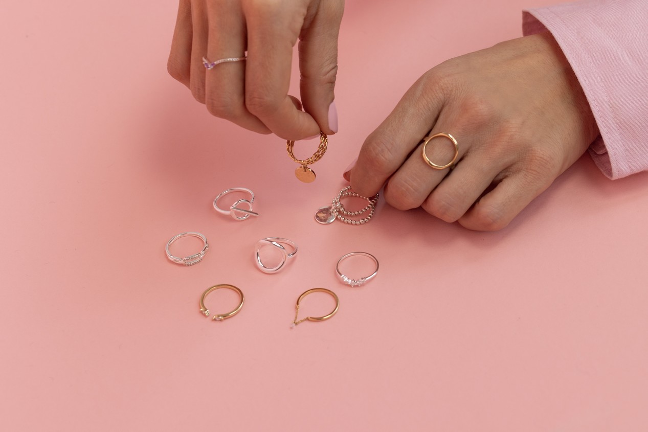 Mains de femmes et bagues