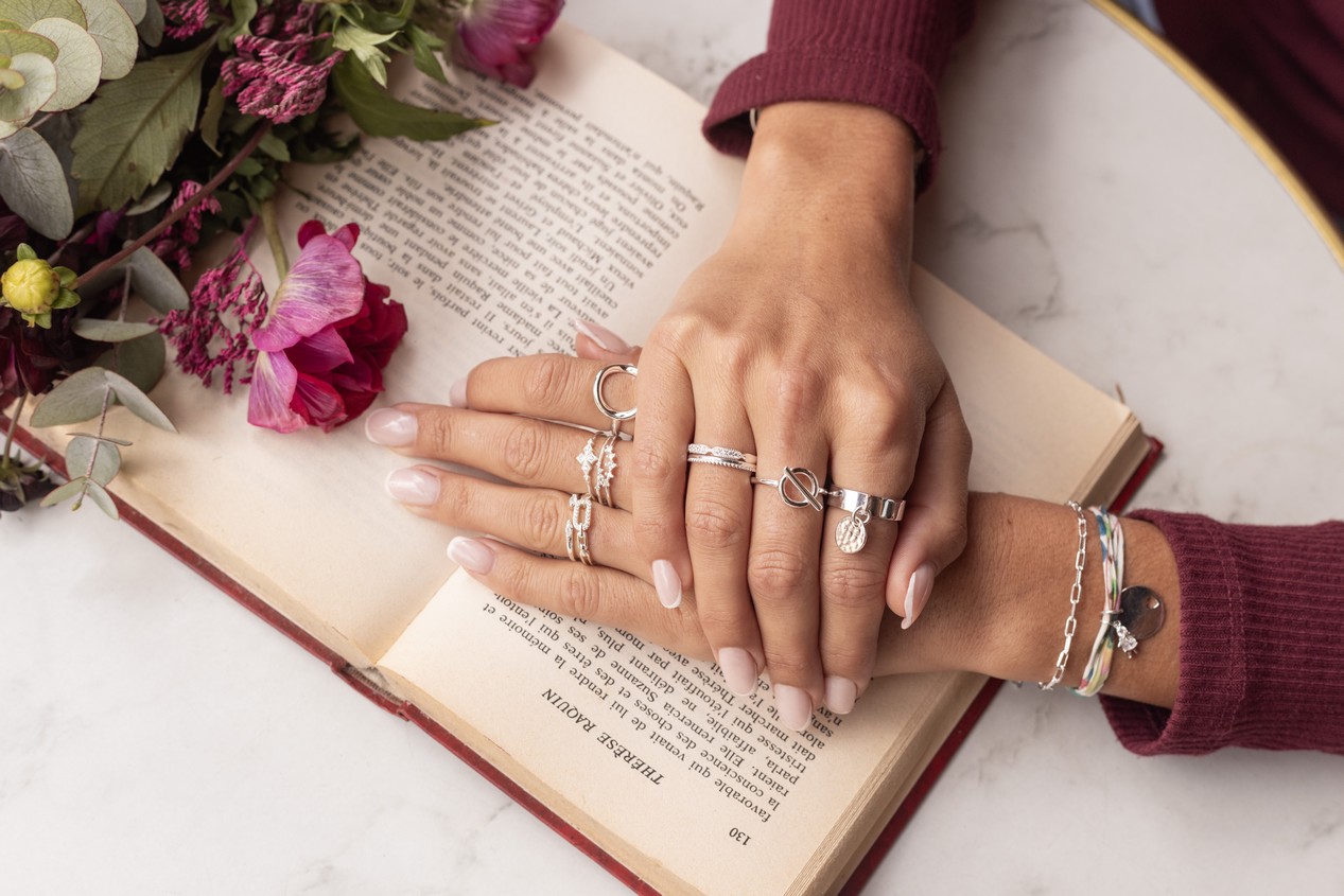 Mains de femme portant de nombreuses bagues