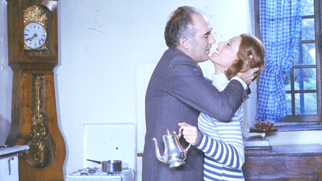 Michel Piccoli (Pierre Maury) et Stéphane Audran (Lucienne Delamare) sur le tournage du film Les Noces Rouges de Claude Chabrol.