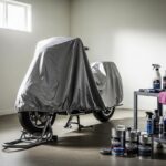 Moto bâchée pour l'hivernage