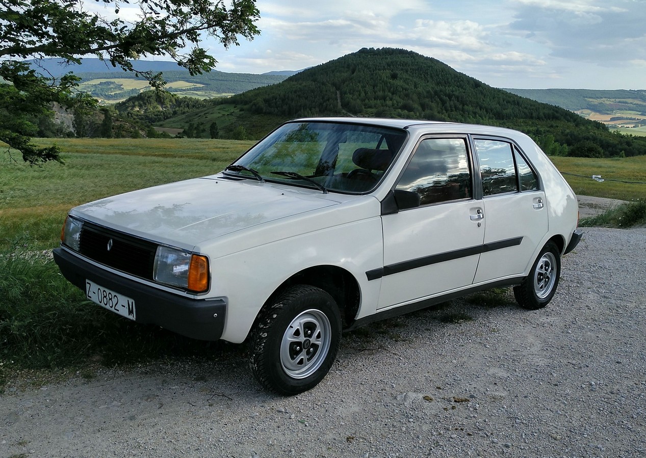 Renault 14 GTL de 1980 de couleur blanche garée dans la campagne
