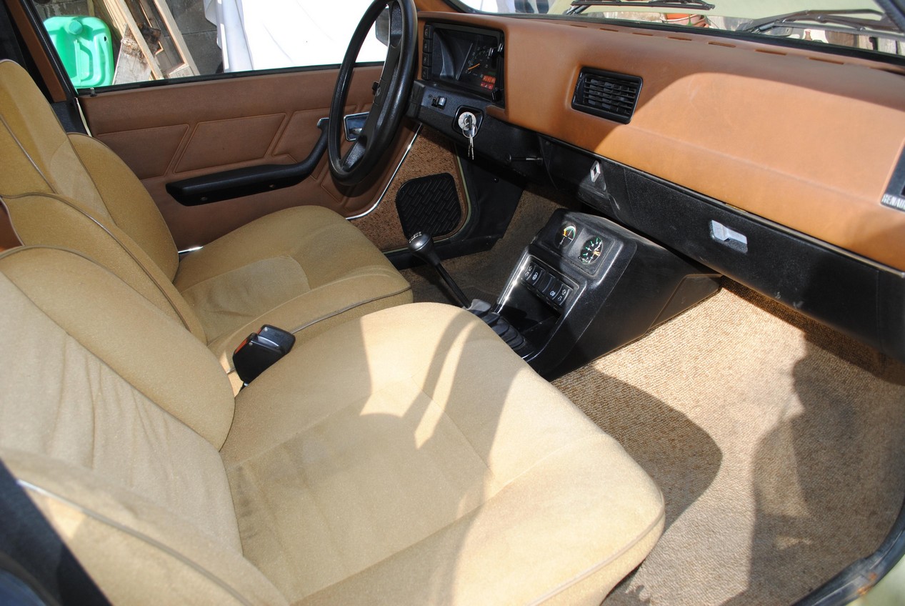 Habitacle beige et marron de la Renault 14 TS modèle 1979