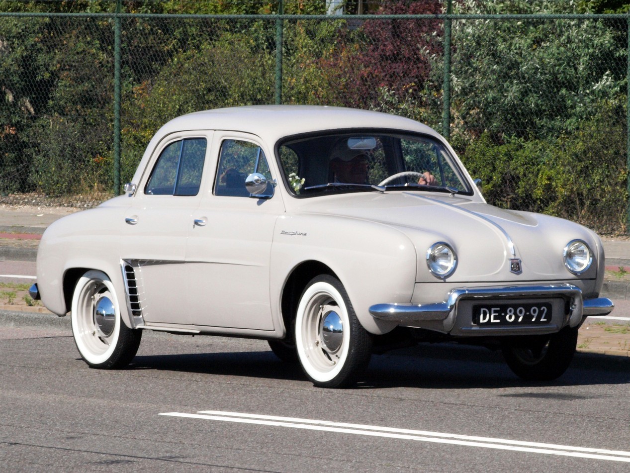 Renault Dauphine beige en train de rouler