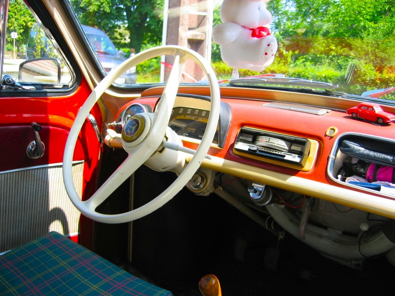 Intérieur rouge d'une Renault Dauphine