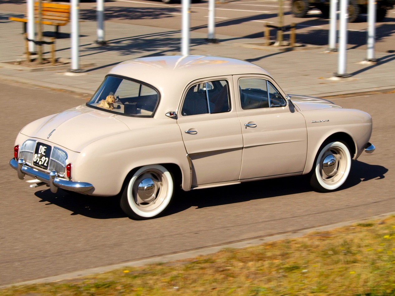 Voiture Renault Dauphine beige en train de rouler