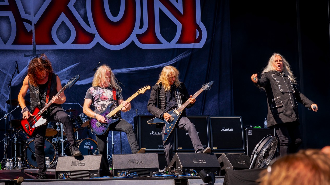 Le groupe anglais de hard rock Saxon sur scène à Oslo en 2024
