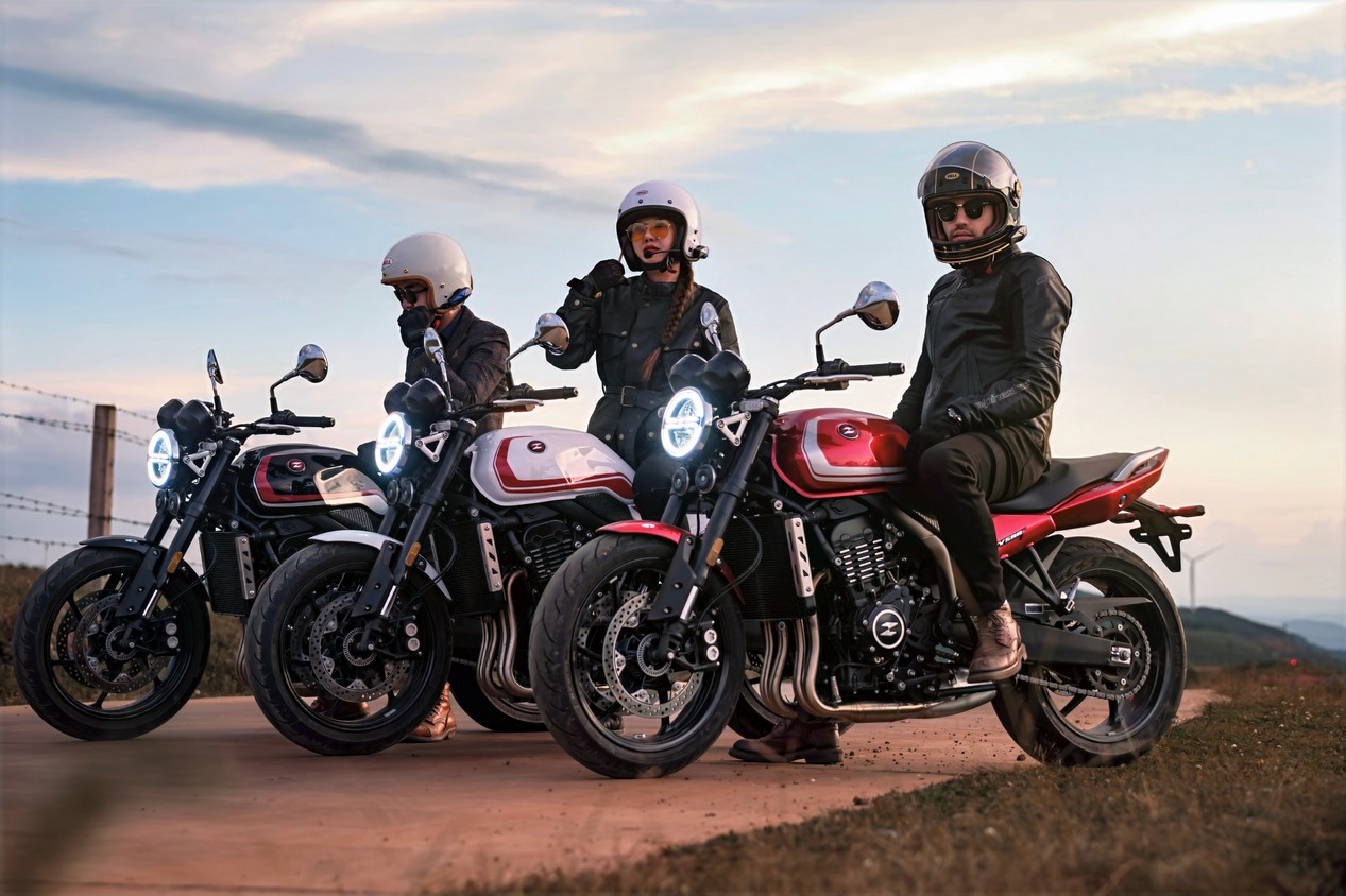 Nouvelle moto ZXMOTO 500F modèle 2026 rouge, blanc et noir