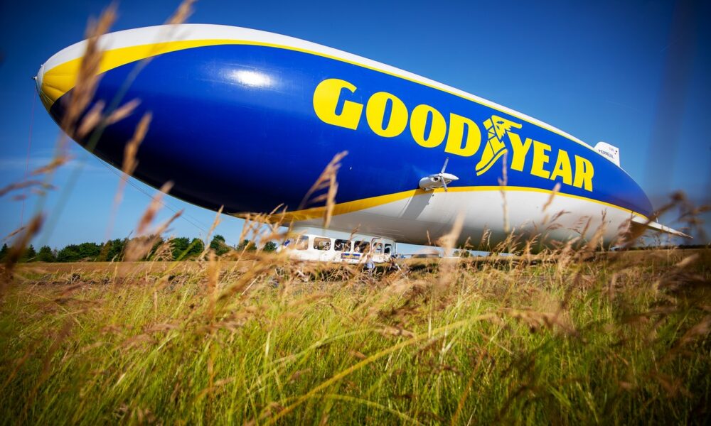 Le dirigeable Goodyear au milieu d'un champ