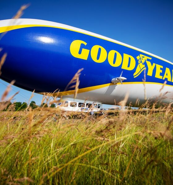 Le dirigeable Goodyear au milieu d'un champ