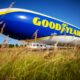Le dirigeable Goodyear au milieu d'un champ