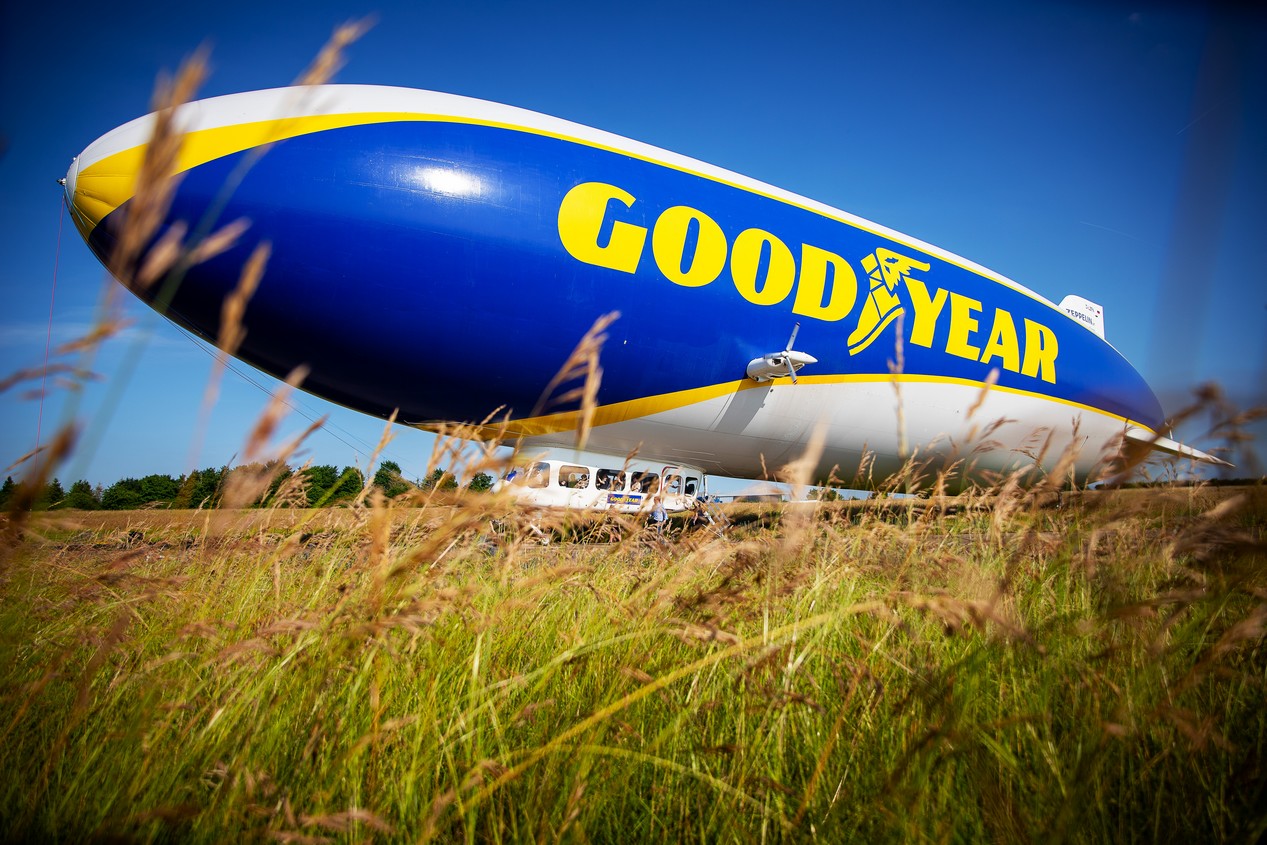 Le dirigeable Goodyear au milieu d'un champ