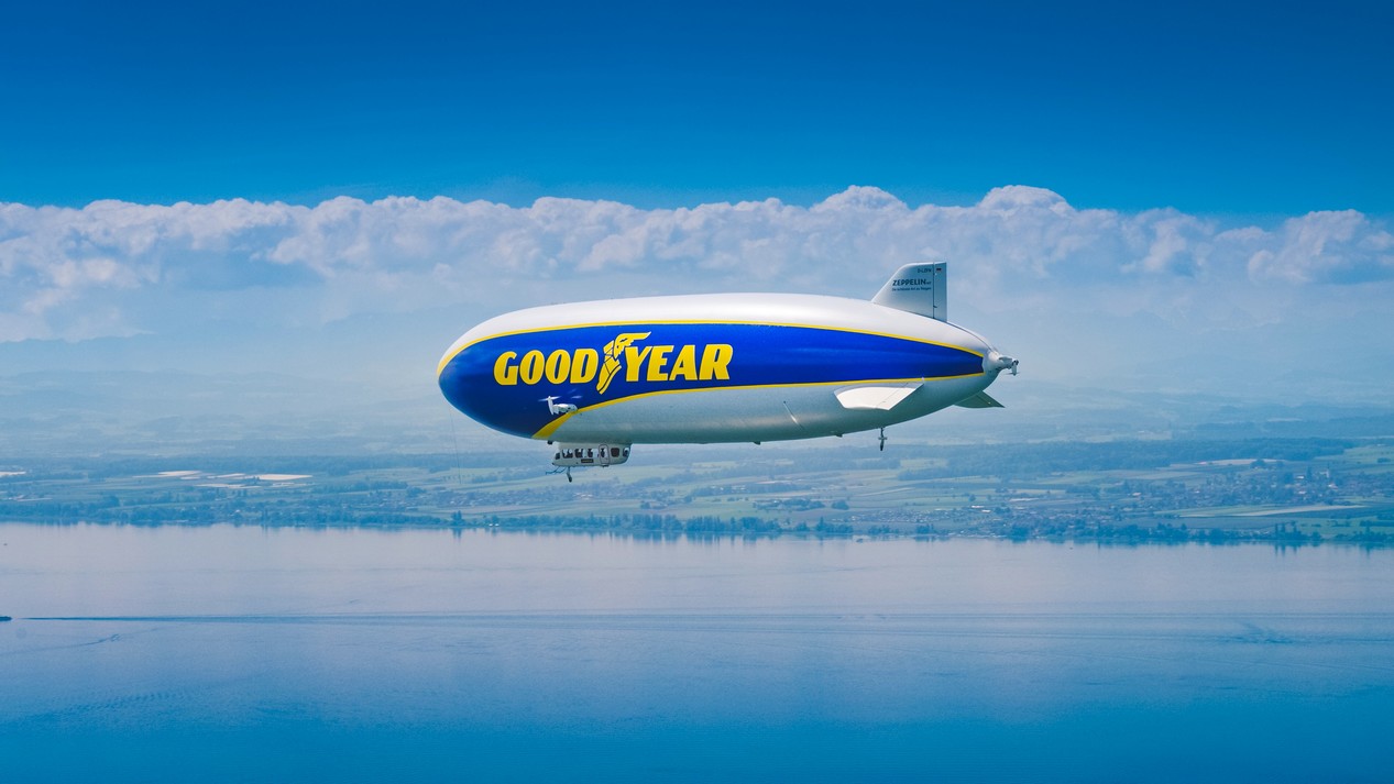 Le dirigeable Goodyear bleu, blanc, jaune dans le ciel