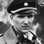 L'acteur américain Ralph Fiennes dans le rôle de l'officier nazi Amon Göth, dans le film La Liste de Schindler.