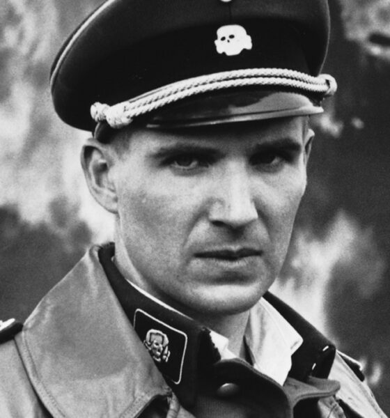 L'acteur américain Ralph Fiennes dans le rôle de l'officier nazi Amon Göth, dans le film La Liste de Schindler.