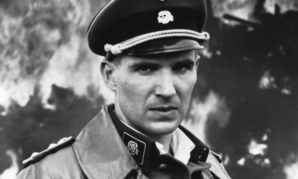 L'acteur américain Ralph Fiennes dans le rôle de l'officier nazi Amon Göth, dans le film La Liste de Schindler.