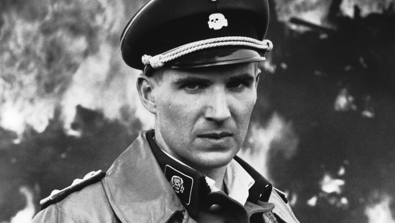 L'acteur américain Ralph Fiennes dans le rôle de l'officier nazi Amon Göth, dans le film La Liste de Schindler.