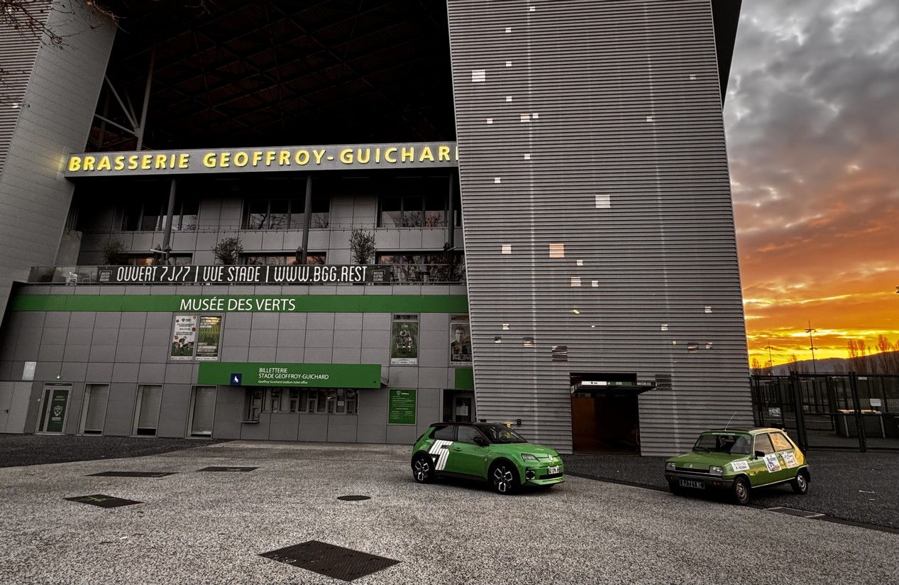 Renault 5 vintage et R5 moderne de 2026 devant la brasserie Geoffroy-Guichard