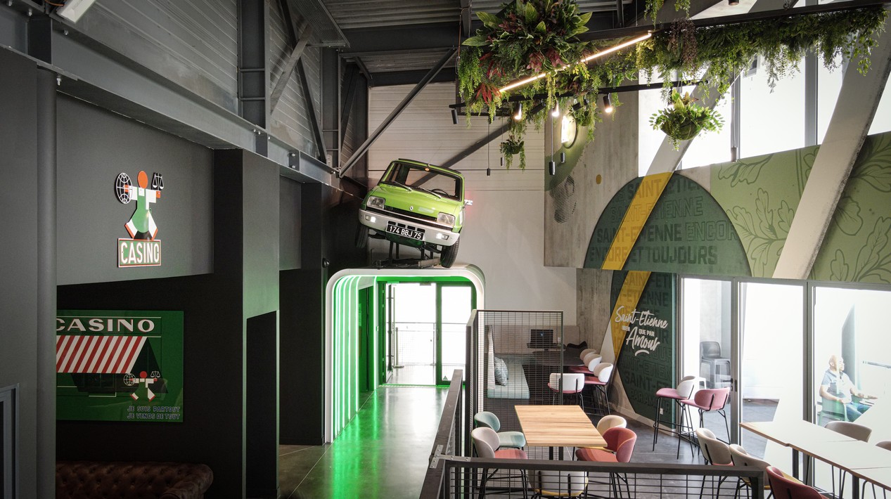 Renault 5 vintage verte dans un restaurant