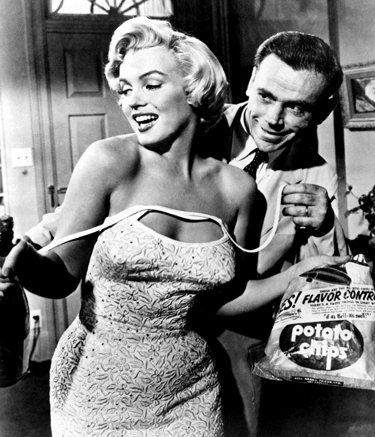 L'actrice américaine Marilyn Monroe et l'acteur américain Tom Ewell sur le tournage du film 7 ans de réflexion sorti en 1955