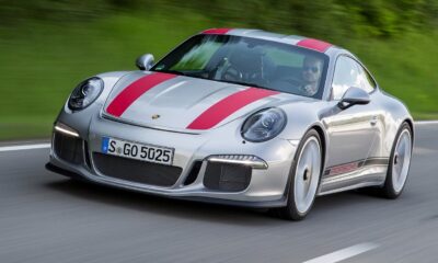 Porsche 911 R modèle 2017 grise avec des bandes rouges