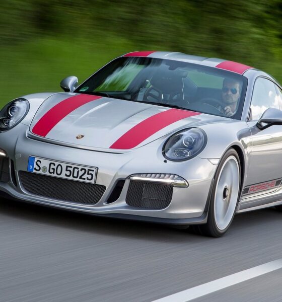 Porsche 911 R modèle 2017 grise avec des bandes rouges