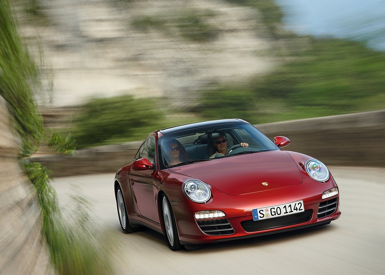 Porsche 911 Targa 4S de 2009 en coloris rouge sur une route de montagne