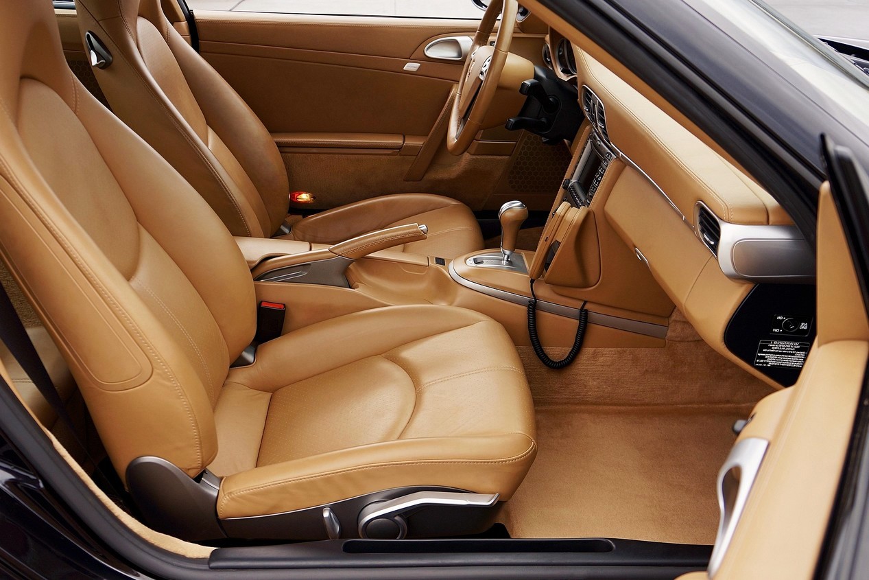 Habitacle auto avec tapis de voiture