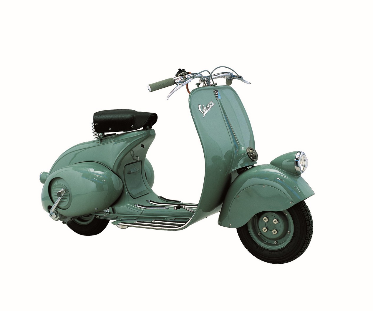 Le premier modèle de scooter Vespa sorti en 1946 couleur vert olive