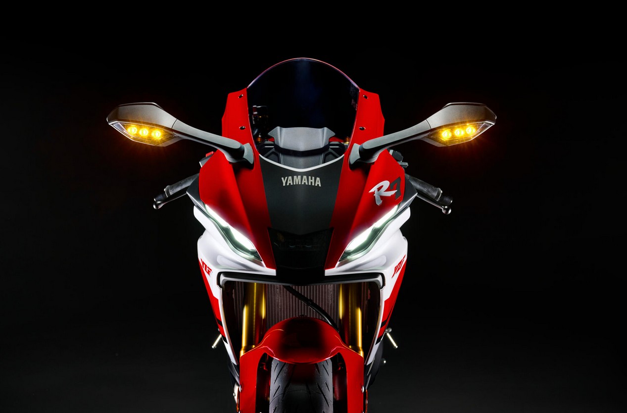 Nouvelle Yamaha R7 modèle 2026 rouge et blanche