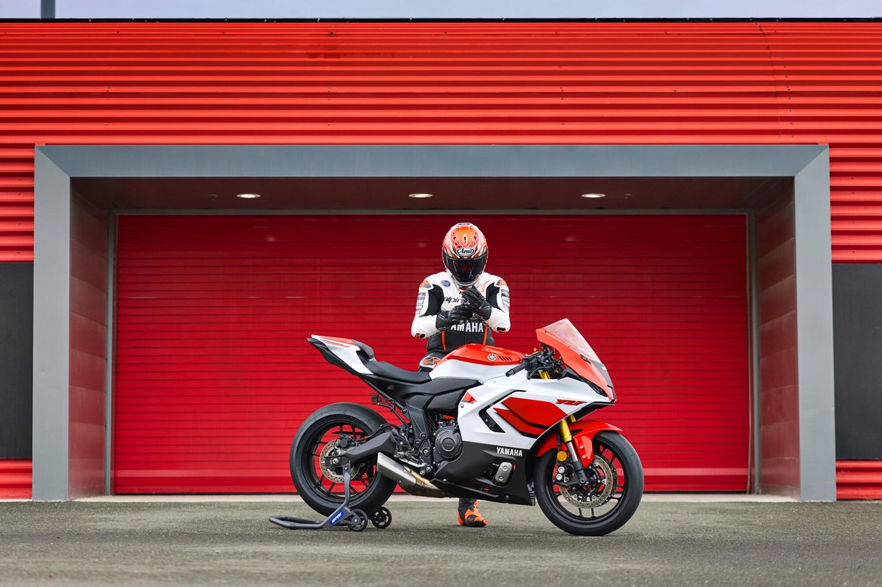 Nouvelle Yamaha R7 modèle 2026 Série spéciale “70th Anniversary” (blanc et rouge)