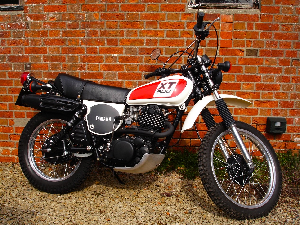 Moto Yamaha XT 500 des années 80 en rouge et blanc