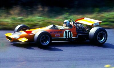 Le pilote Bruce McLaren au volant de la McLaren M7A le 1er août 1969 sur le circuit du Nürburgring en Allemagne